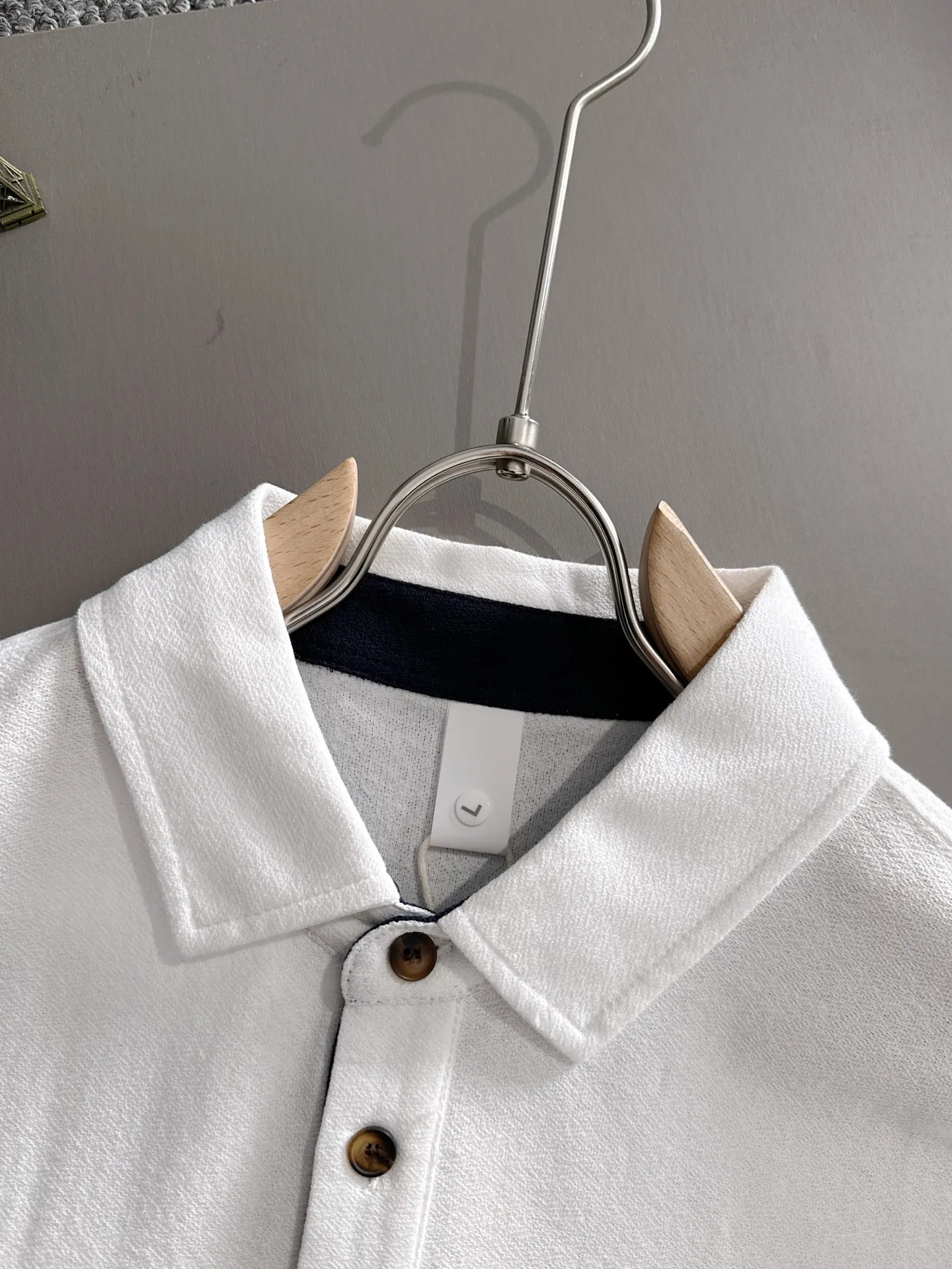 Paris High Quality 26ss New Arrival men's short-sleeved T-shirt is made of combed cotton yarn spun cotton fabric, no pressure when entering and exiting the counter. Exclusive control of raw materials. It feels substantial when weighed, and the upper body is more textured than ordinary T-shirts. This texture can handle the weather easily and is suitable for both hot and cold! Designed for a loose fit. Size: M to 4XL